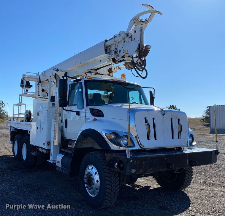 image for item JW9176 2009 International SX525  digger derrick truck