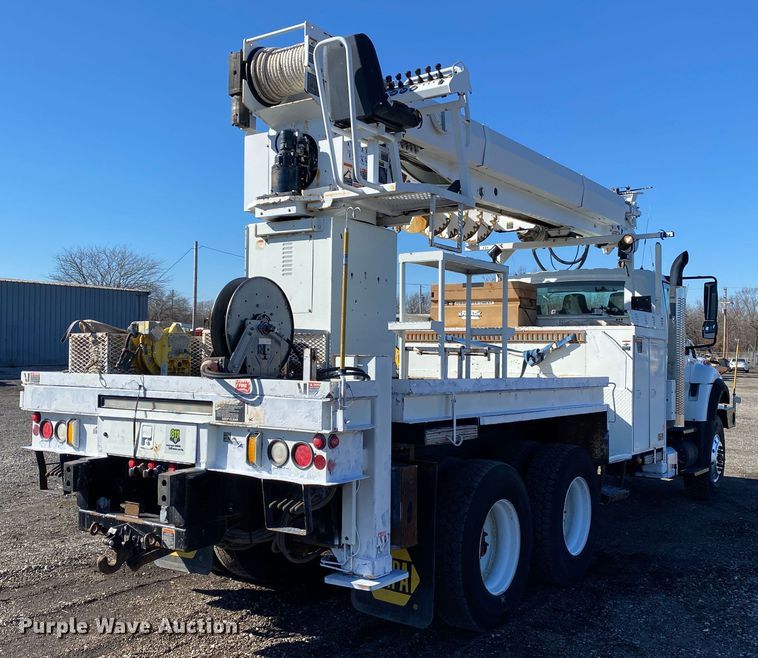 image for item JW9176 2009 International SX525  digger derrick truck