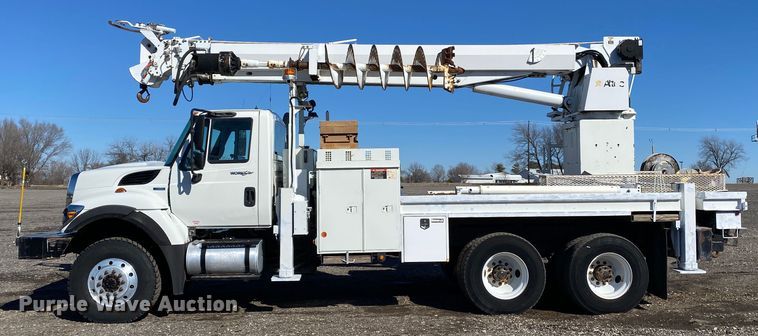 image for item JW9176 2009 International SX525  digger derrick truck