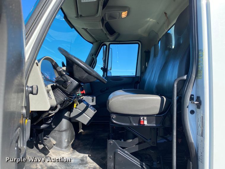 image for item JW9176 2009 International SX525  digger derrick truck