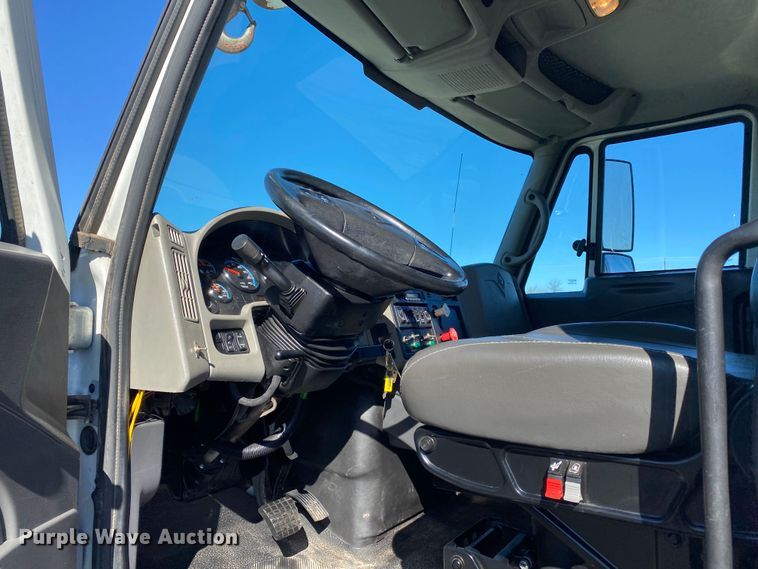 image for item JW9176 2009 International SX525  digger derrick truck