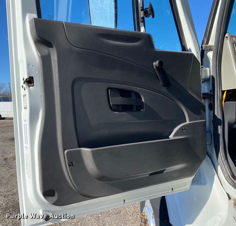 image for item JW9176 2009 International SX525  digger derrick truck