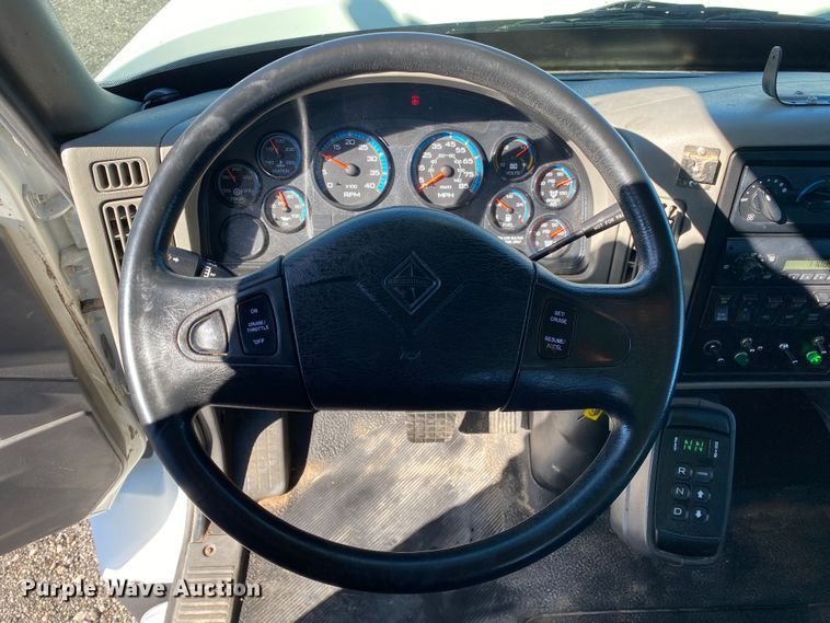 image for item JW9176 2009 International SX525  digger derrick truck