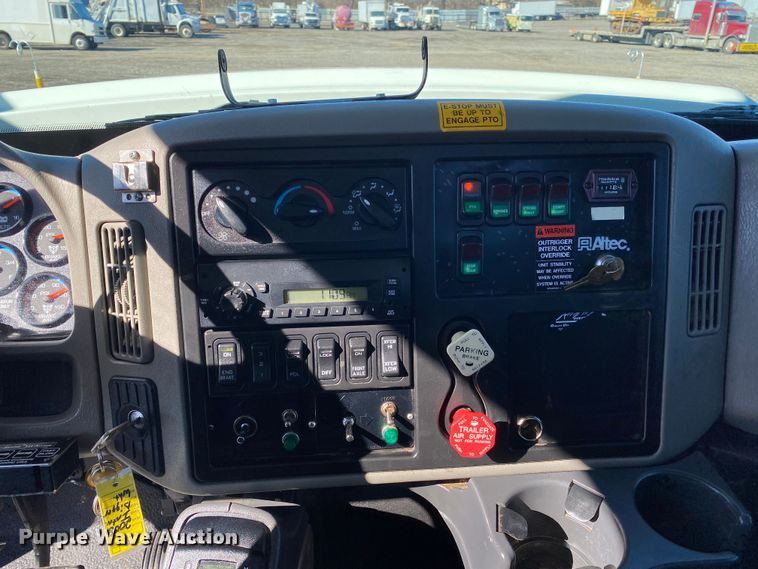 image for item JW9176 2009 International SX525  digger derrick truck