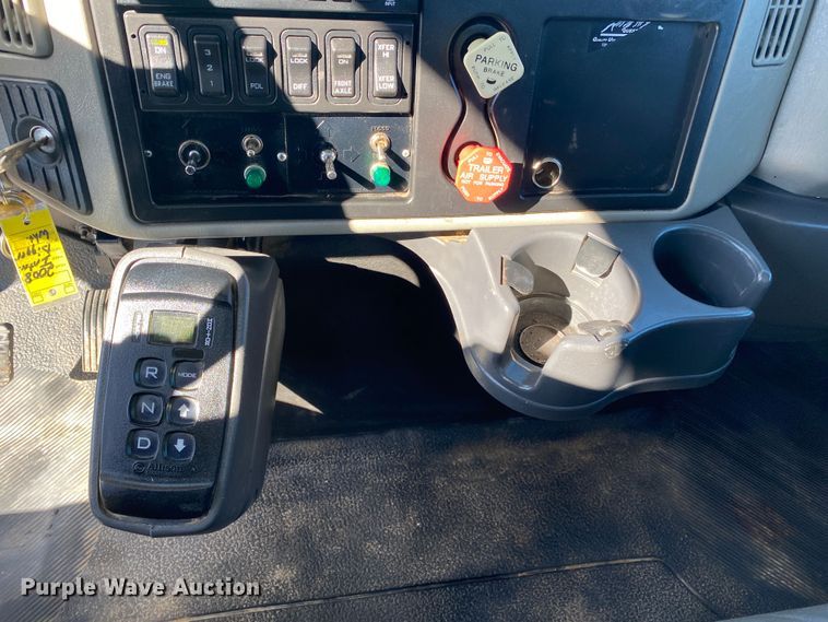 image for item JW9176 2009 International SX525  digger derrick truck