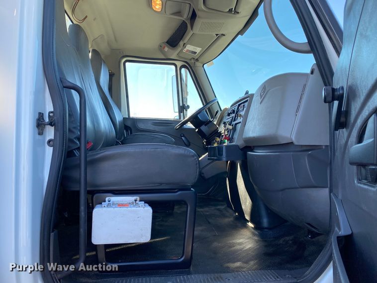 image for item JW9176 2009 International SX525  digger derrick truck