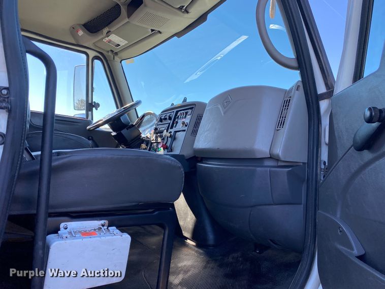 image for item JW9176 2009 International SX525  digger derrick truck