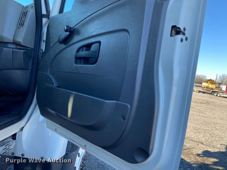 image for item JW9176 2009 International SX525  digger derrick truck