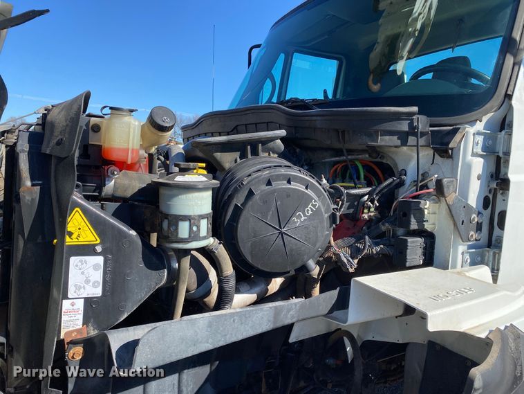 image for item JW9176 2009 International SX525  digger derrick truck