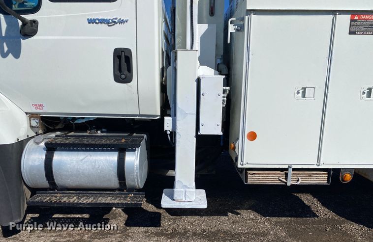 image for item JW9176 2009 International SX525  digger derrick truck