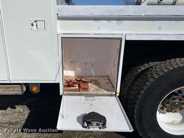 image for item JW9176 2009 International SX525  digger derrick truck