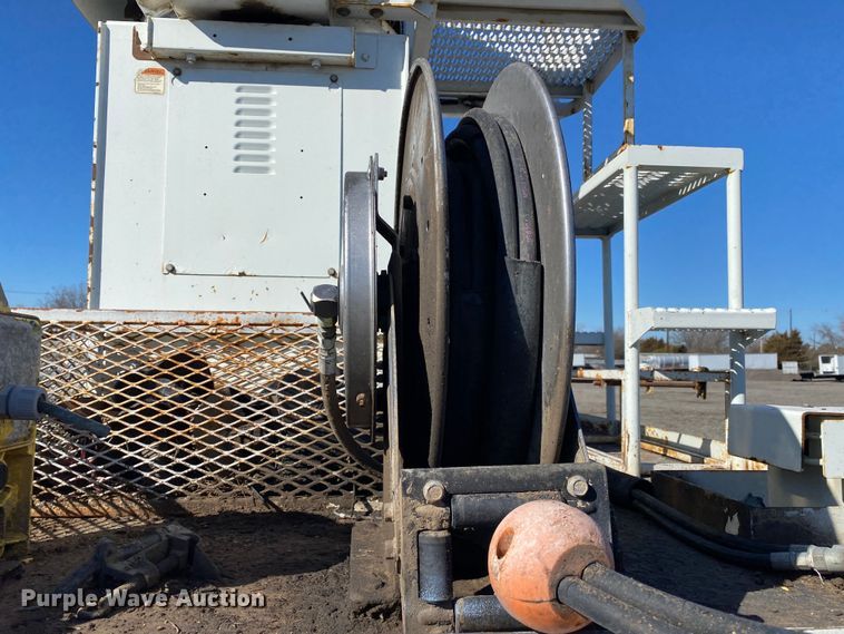 image for item JW9176 2009 International SX525  digger derrick truck