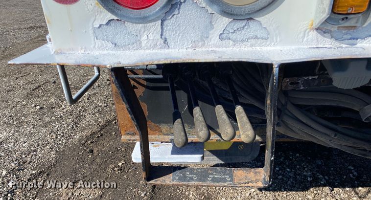 image for item JW9176 2009 International SX525  digger derrick truck