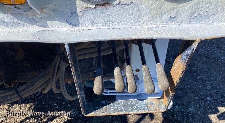 image for item JW9176 2009 International SX525  digger derrick truck