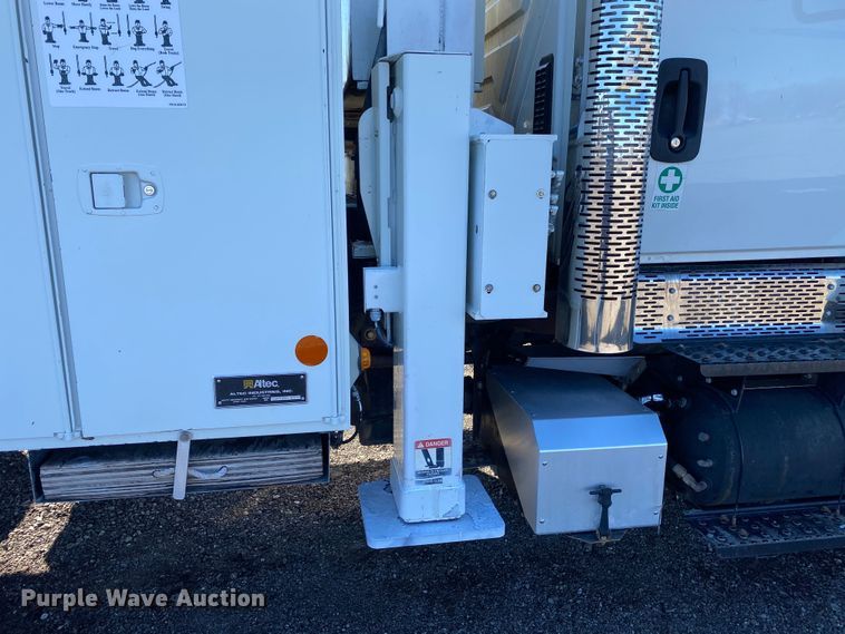 image for item JW9176 2009 International SX525  digger derrick truck