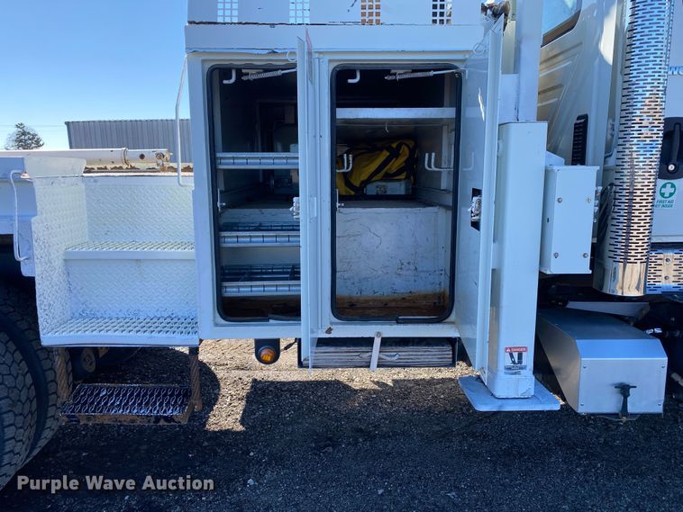 image for item JW9176 2009 International SX525  digger derrick truck