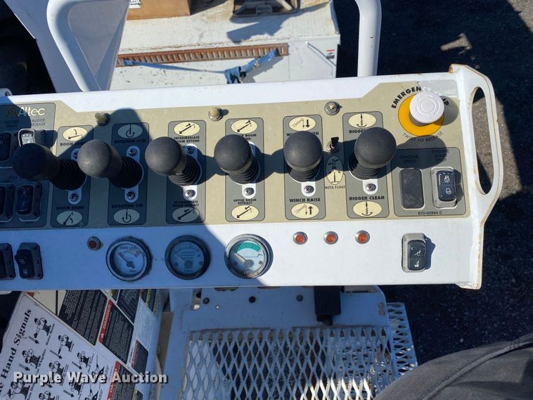 image for item JW9176 2009 International SX525  digger derrick truck