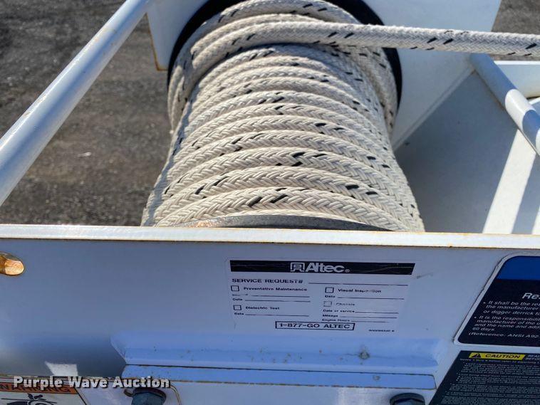 image for item JW9176 2009 International SX525  digger derrick truck