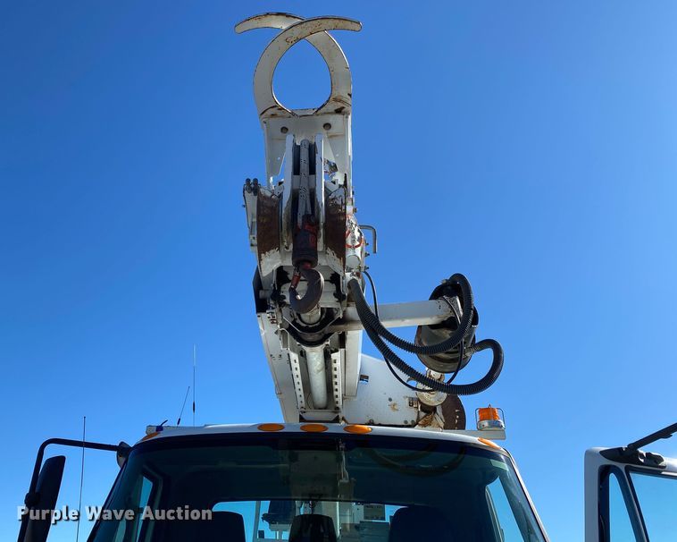 image for item JW9176 2009 International SX525  digger derrick truck