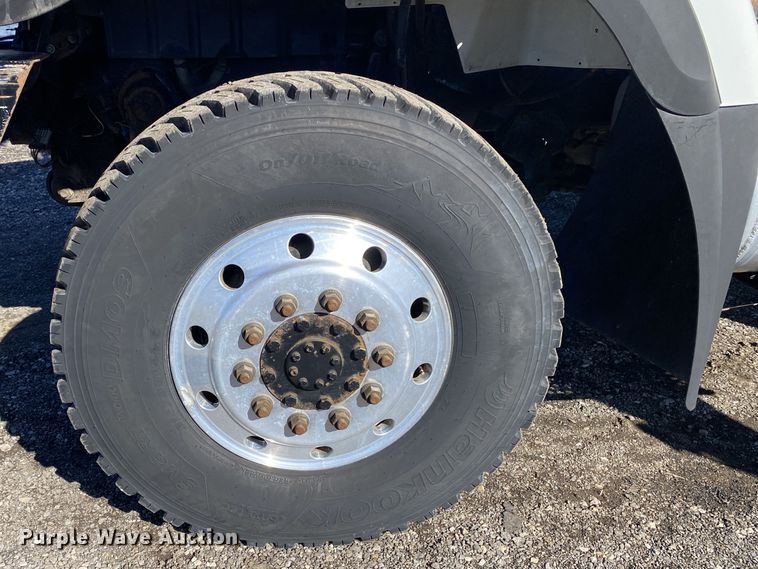 image for item JW9176 2009 International SX525  digger derrick truck