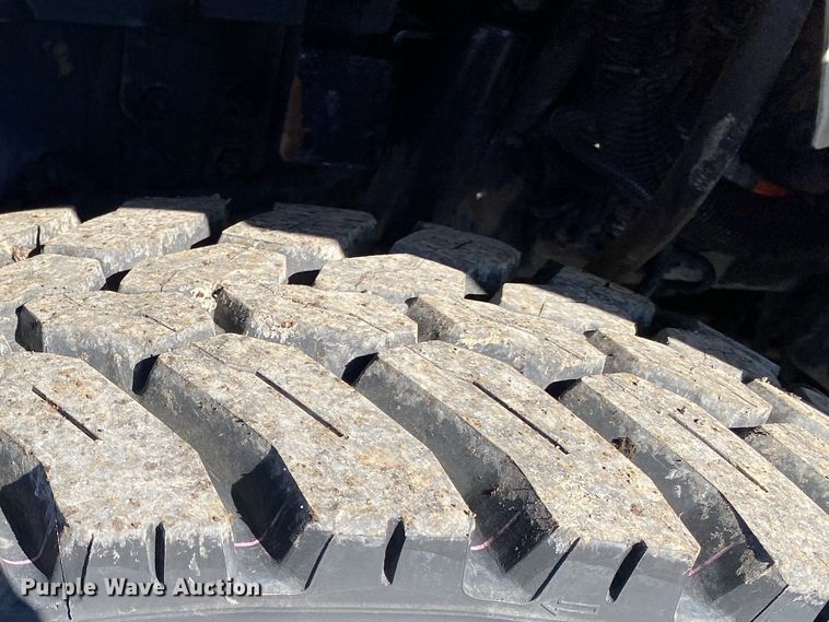 image for item JW9176 2009 International SX525  digger derrick truck