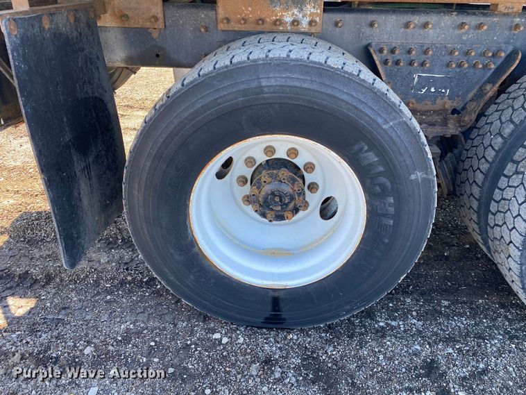 image for item JW9176 2009 International SX525  digger derrick truck