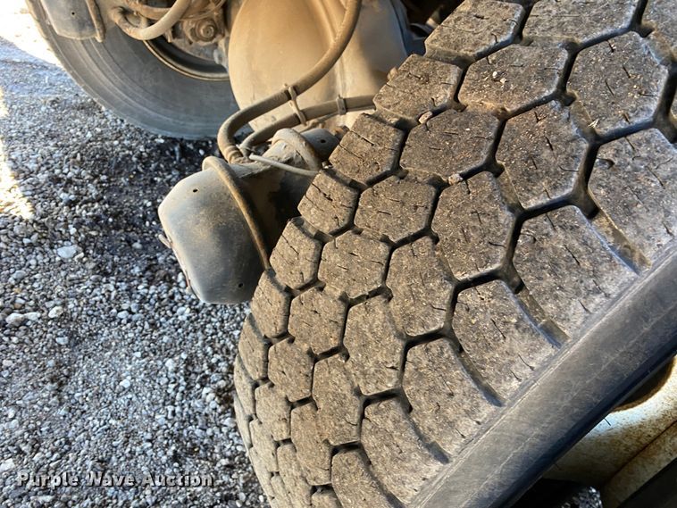 image for item JW9176 2009 International SX525  digger derrick truck