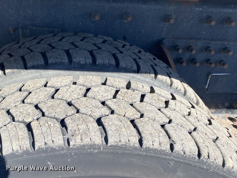 image for item JW9176 2009 International SX525  digger derrick truck