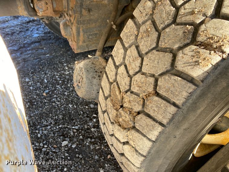 image for item JW9176 2009 International SX525  digger derrick truck