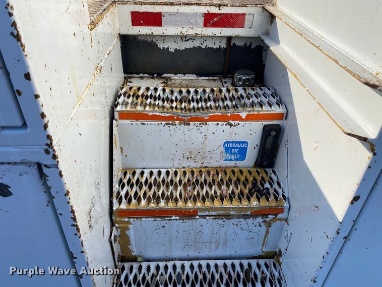 image for item JW9181 2005 Sterling Actera  utility / service truck