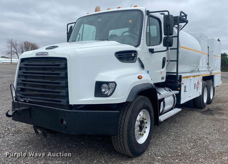 image for item JW9268 2013 Freightliner 114SD  fuel / lube truck