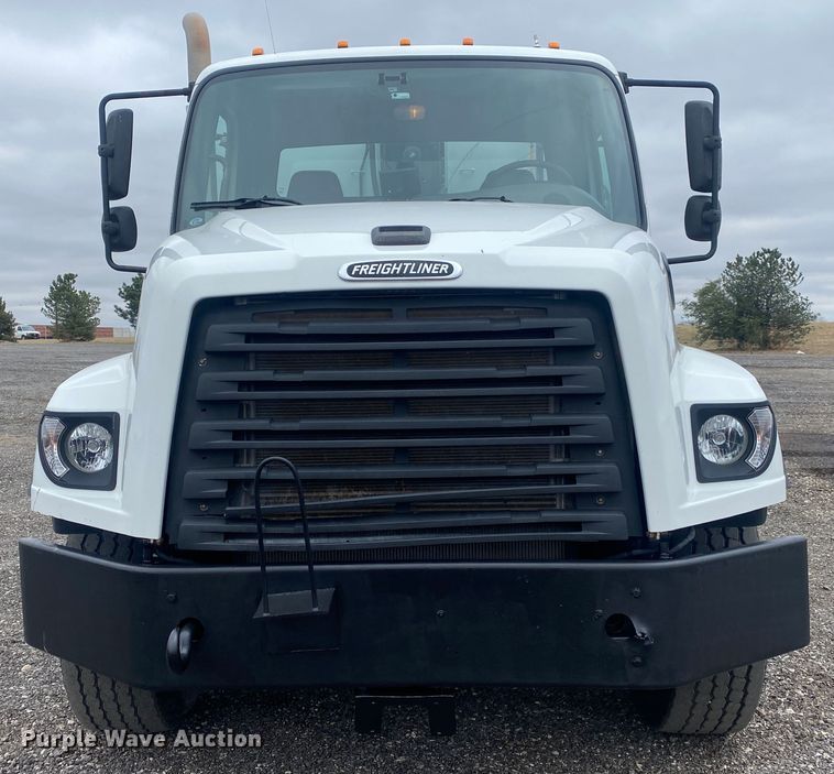 image for item JW9268 2013 Freightliner 114SD  fuel / lube truck