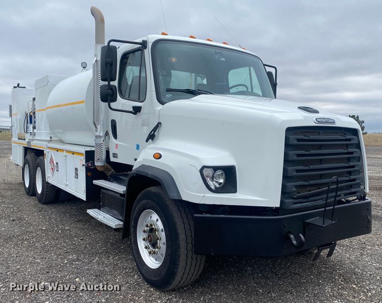 image for item JW9268 2013 Freightliner 114SD  fuel / lube truck