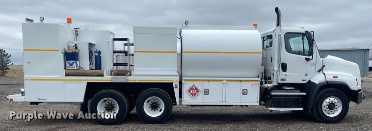 image for item JW9268 2013 Freightliner 114SD  fuel / lube truck