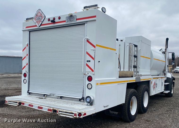 image for item JW9268 2013 Freightliner 114SD  fuel / lube truck