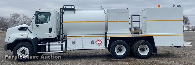 image for item JW9268 2013 Freightliner 114SD  fuel / lube truck