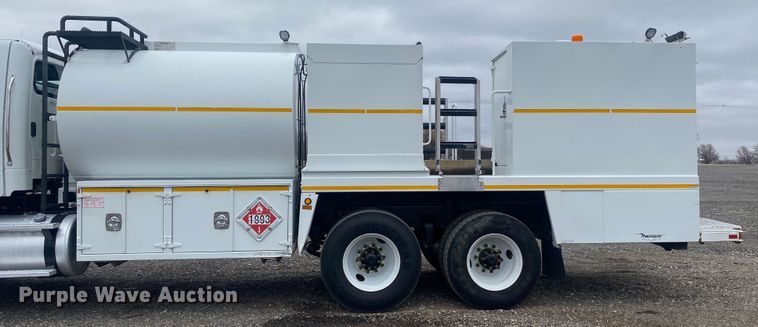 image for item JW9268 2013 Freightliner 114SD  fuel / lube truck