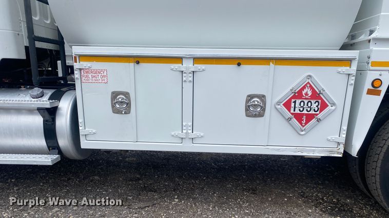 image for item JW9268 2013 Freightliner 114SD  fuel / lube truck