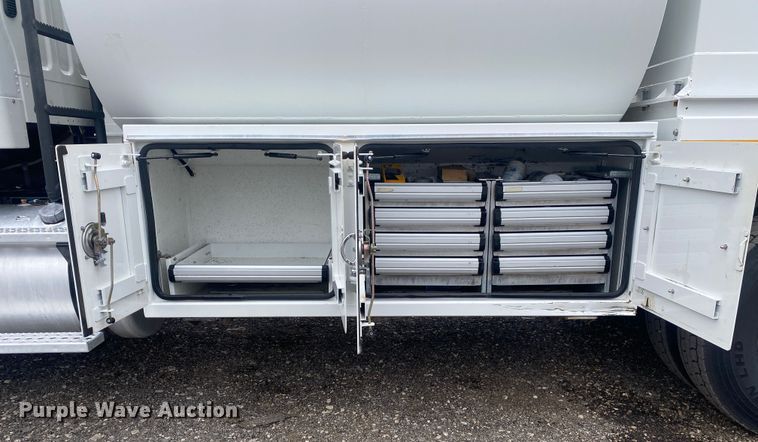 image for item JW9268 2013 Freightliner 114SD  fuel / lube truck