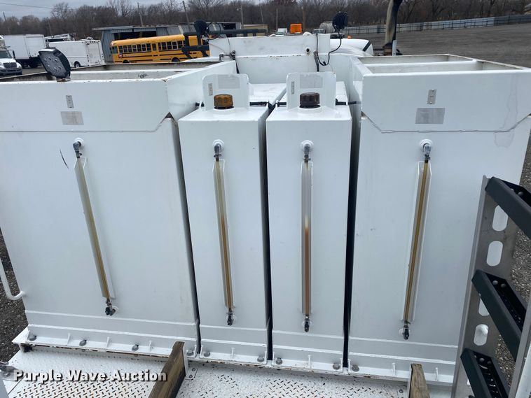 image for item JW9268 2013 Freightliner 114SD  fuel / lube truck