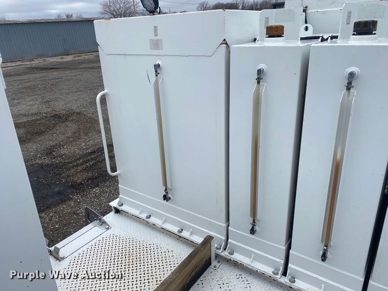 image for item JW9268 2013 Freightliner 114SD  fuel / lube truck