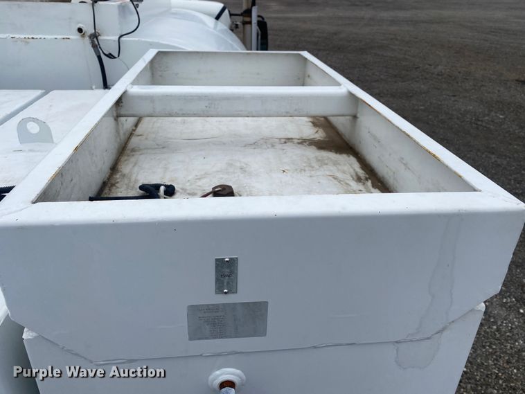 image for item JW9268 2013 Freightliner 114SD  fuel / lube truck