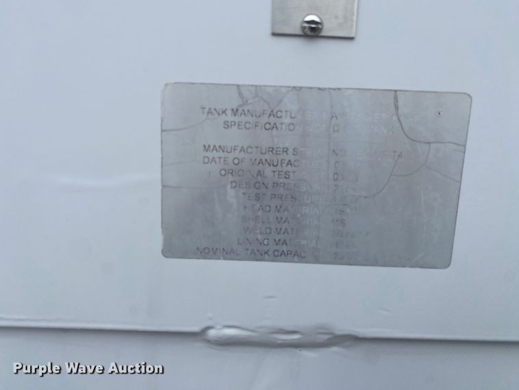 image for item JW9268 2013 Freightliner 114SD  fuel / lube truck