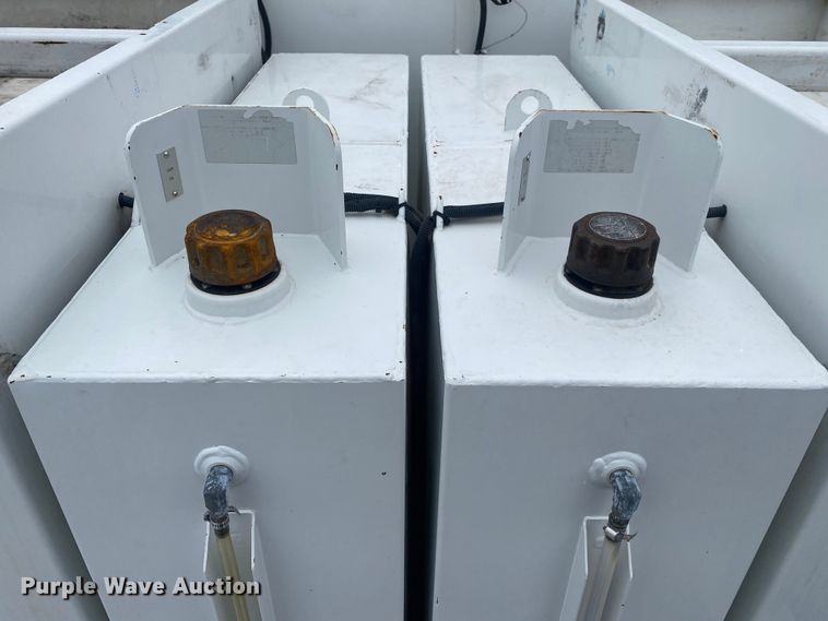 image for item JW9268 2013 Freightliner 114SD  fuel / lube truck