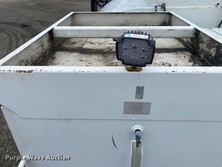 image for item JW9268 2013 Freightliner 114SD  fuel / lube truck