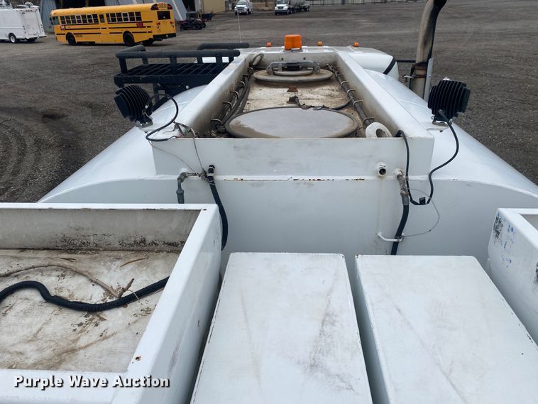 image for item JW9268 2013 Freightliner 114SD  fuel / lube truck