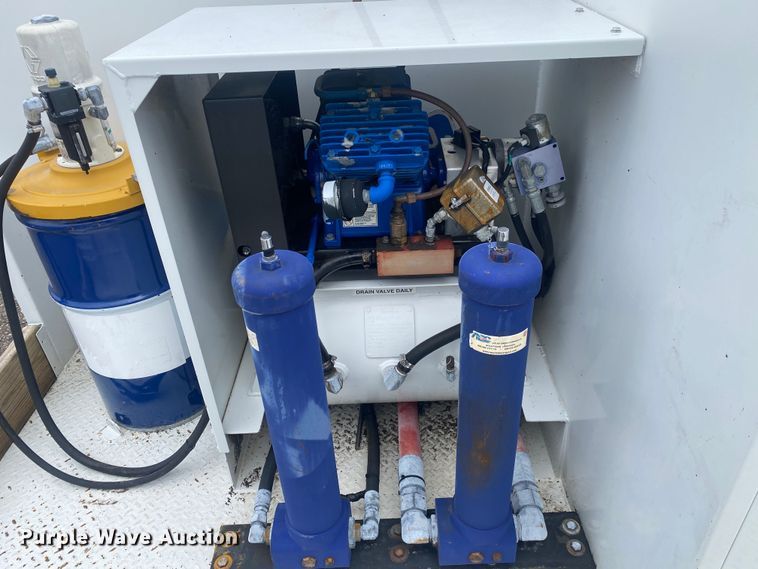 image for item JW9268 2013 Freightliner 114SD  fuel / lube truck