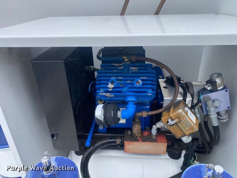 image for item JW9268 2013 Freightliner 114SD  fuel / lube truck