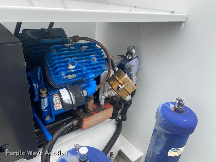 image for item JW9268 2013 Freightliner 114SD  fuel / lube truck