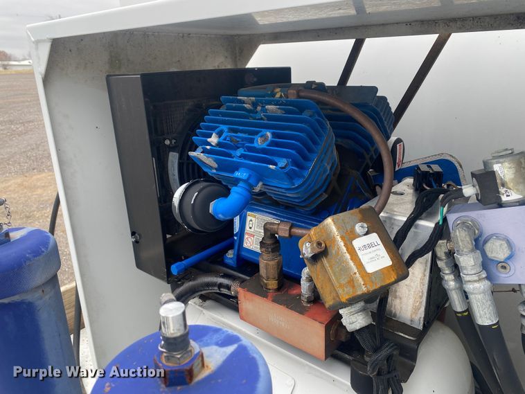 image for item JW9268 2013 Freightliner 114SD  fuel / lube truck